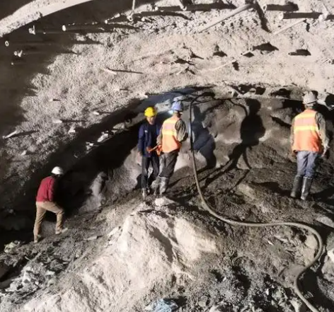 古田隧道拱顶带模注浆料，微膨胀注浆料的特点及施工工艺